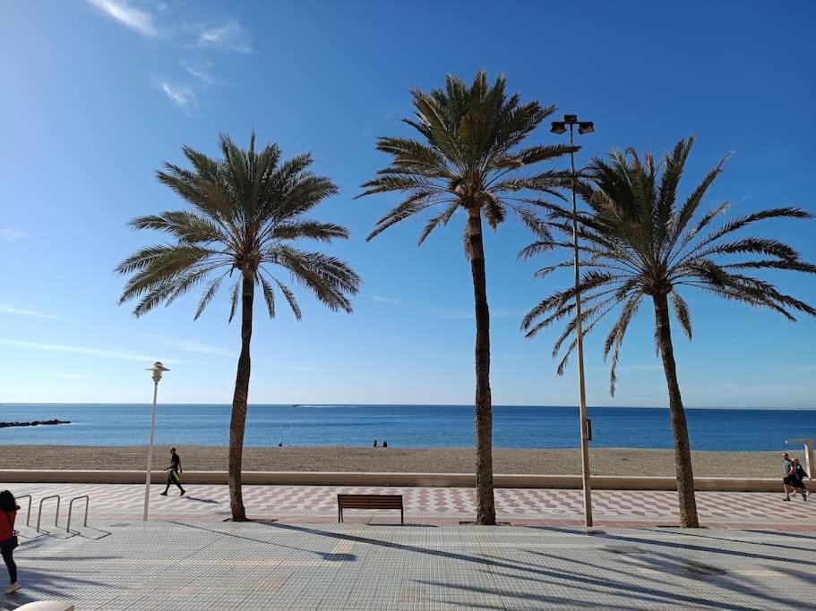 Estupendo Piso Renovado A 30 Metros De La Playa Daire Almería Dış mekan fotoğraf